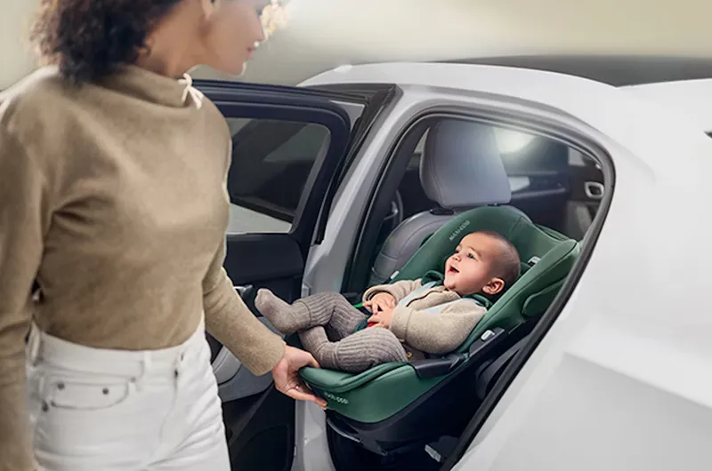 Zahvaljujući rotaciji od 360 stepeni i inovativnoj SlideTech tehnologiji, ovaj model će vam omogućiti novi nivo udobnosti I sigurnosti. Brzo i lako postavljanje deteta u automobil, bez napornog savijanja i okretanja.